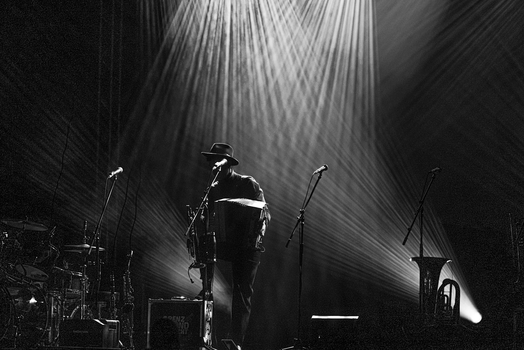 Fäaschtbänkler, Sänger in Schwarz Weiß bei Auftritt auf Bühne in Burgebrach