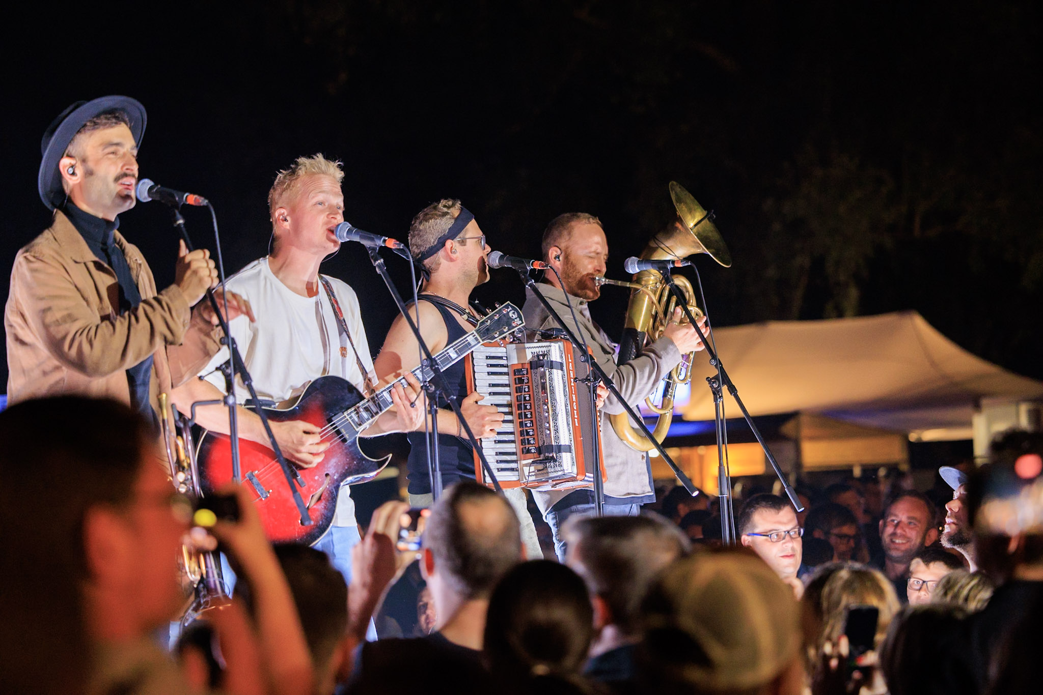 fäaschtbänkler, Band nebeneinander bei Liveauftritt in Burgebrach
