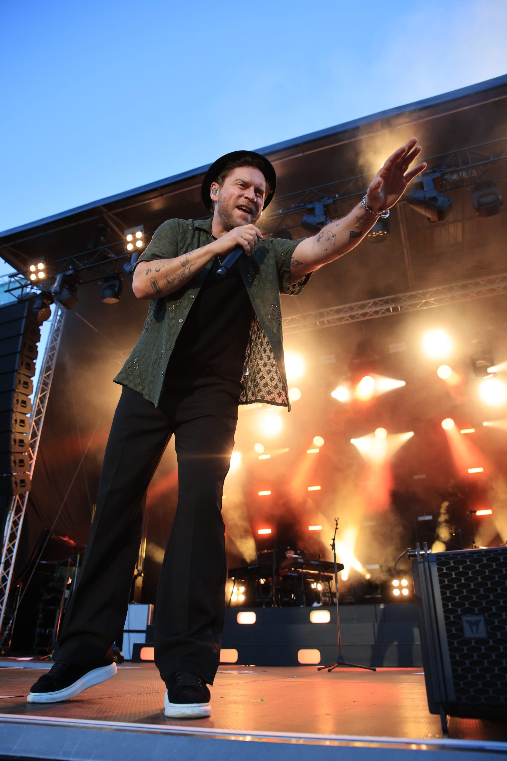 Einzelportrait, Johannes Oerding, bei Liveauftritt auf Bühne in Burgerbach